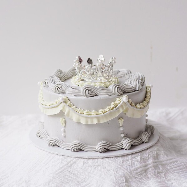 Alice Cake | Vintage Piping with Crown